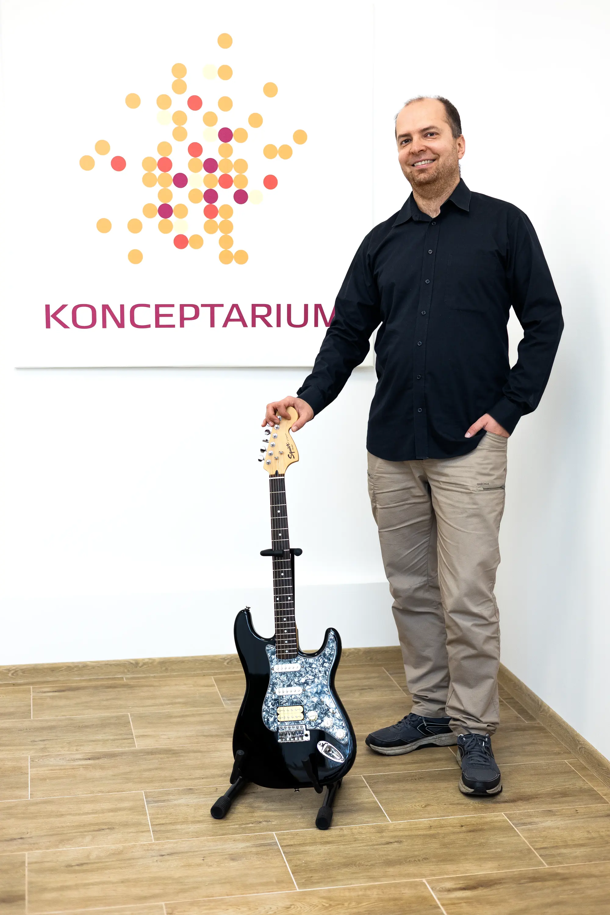 Adam Szczepański z gitarą w ręku