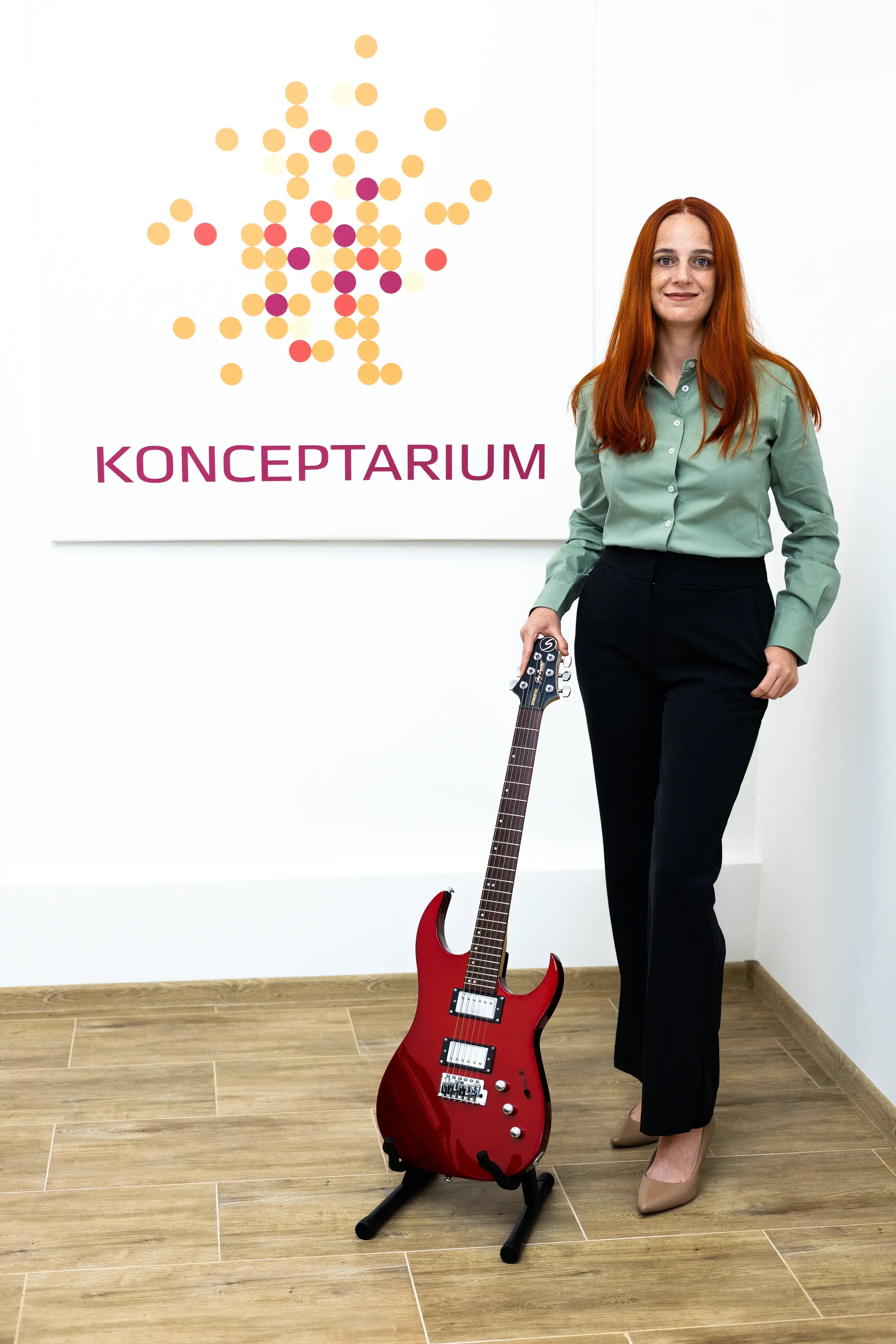 Karolina Feder-Szczepańska z gitarą w ręku